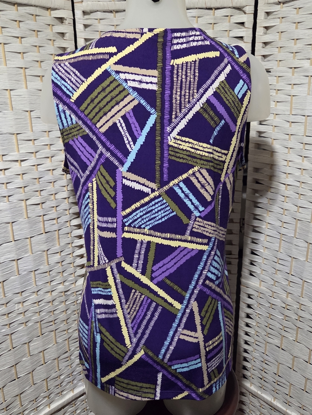 Dana Buchman Sleeveless V-Neck Geometric Print Top in Purple - Picture 4 of 5